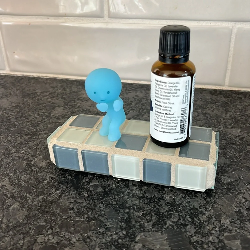 Tile picture holder / display shelf